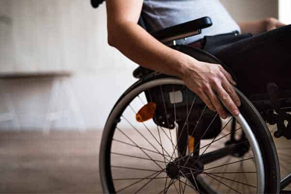 Πως να διαλέξετε το σωστό αναπηρικό αμαξίδιο; άνθρωπος σε αναπηρικό αμαξίδιο