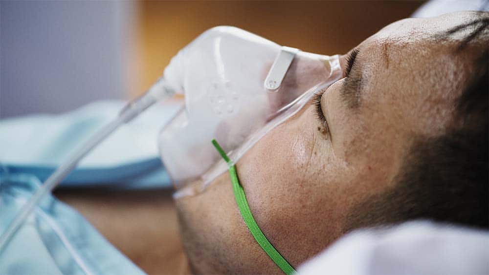 Συσκευές CPAP: Τί είναι και πως πρέπει να τις χρησιμοποιείτε άνδρας σε συσκευές CPAP με μάσκα