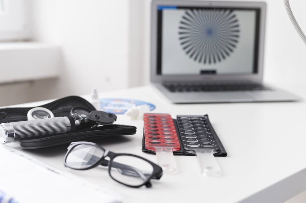 Γιατί τα Οφθαλμοσκόπια Είναι Απαραίτητα για την Έγκαιρη Διάγνωση Οφθαλμικών Παθήσεων Τα φορητά οφθαλμοσκόπια είναι εξαιρετικά χρήσιμα για εξετάσεις εκτός κλινικής, ειδικά σε περιπτώσεις που απαιτούν κινητή ιατρική φροντίδα.