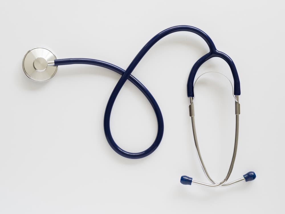 Πώς Επιλέγω ένα Στηθοσκόπιο Στηθοσκόπιο σε γραφείο γιατρού, έτοιμο για χρήση.