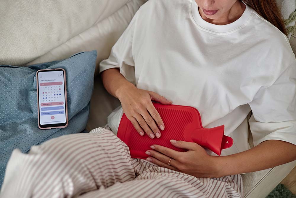 Θερμοφόρα στην κοιλιά: Τι προσφέρει και πως χρησιμοποιείται; Παραδοσιακή θερμοφόρα με κάλυμμα τοποθετημένη σε επίπεδη επιφάνεια