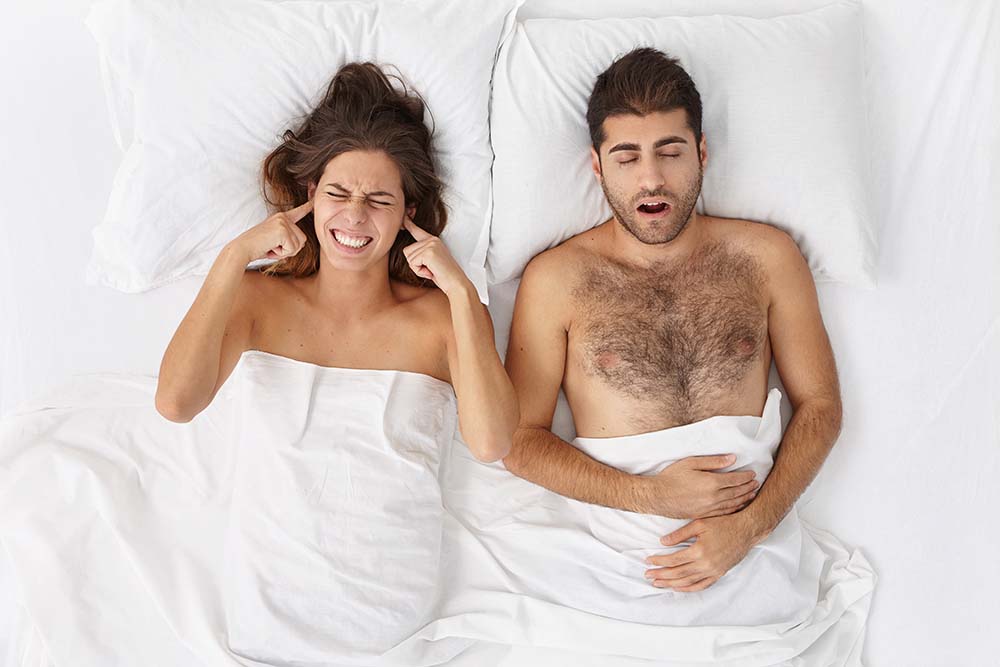 Το ροχαλητό του άντρα διαταράσσει τον ύπνο του ζευγαριού στο κρεβάτι